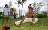 Depuis quelques années, le moringue s'est imposé auprès des jeunes. Cet art de combat venu d'Afrique s'est transformé en activité sportive où la danse prend le pas sur la lutte guerrière