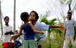 Depuis quelques années, le moringue s'est imposé auprès des jeunes. Cet art de combat venu d'Afrique s'est transformé en activité sportive où la danse prend le pas sur la lutte guerrière