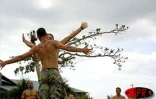 Depuis quelques années, le moringue s'est imposé auprès des jeunes. Cet art de combat venu d'Afrique s'est transformé en activité sportive où la danse prend le pas sur la lutte guerrière