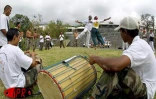 Depuis quelques années, le moringue s'est imposé auprès des jeunes. Cet art de combat venu d'Afrique s'est transformé en activité sportive où la danse prend le pas sur la lutte guerrière