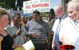 Lundi 2 mai 2005 -
À l'appel de la CGPER, les planteurs ont manifesté devant la préfecture pour la défense de la filière canne-sucre