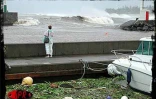 Le cyclone intense Ando est passé au large de la Réunion le samedi 6 janvier 2001.