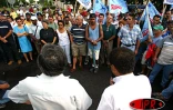 Une bonne partie des collèges et des lycées de La Réunion a été paralysée ce mardi 8 avril 2003 par un mouvement de grève. Les grévistes protestent contre les projets du gouvernement sur la réforme de la décentralisation et sur les régimes de retraites