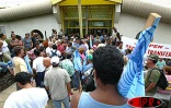 Une bonne partie des collèges et des lycées de La Réunion a été paralysée ce mardi 8 avril 2003 par un mouvement de grève. Les grévistes protestent contre les projets du gouvernement sur la réforme de la décentralisation et sur les régimes de retraites