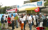 Une bonne partie des collèges et des lycées de La Réunion a été paralysée ce mardi 8 avril 2003 par un mouvement de grève. Les grévistes protestent contre les projets du gouvernement sur la réforme de la décentralisation et sur les régimes de retraites