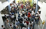 Une bonne partie des collèges et des lycées de La Réunion a été paralysée ce mardi 8 avril 2003 par un mouvement de grève. Les grévistes protestent contre les projets du gouvernement sur la réforme de la décentralisation et sur les régimes de retraites