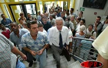 Une bonne partie des collèges et des lycées de La Réunion a été paralysée ce mardi 8 avril 2003 par un mouvement de grève. Les grévistes protestent contre les projets du gouvernement sur la réforme de la décentralisation et sur les régimes de retraites