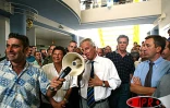 Une bonne partie des collèges et des lycées de La Réunion a été paralysée ce mardi 8 avril 2003 par un mouvement de grève. Les grévistes protestent contre les projets du gouvernement sur la réforme de la décentralisation et sur les régimes de retraites