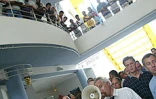 Une bonne partie des collèges et des lycées de La Réunion a été paralysée ce mardi 8 avril 2003 par un mouvement de grève. Les grévistes protestent contre les projets du gouvernement sur la réforme de la décentralisation et sur les régimes de retraites
