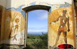 Les ?uvres éphémères peintes par l'artiste Paul Bloas en octobre 1999 sur les murs d'Orangéa s'effacent peu à peu