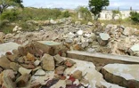 Les ?uvres éphémères peintes par l'artiste Paul Bloas en octobre 1999 sur les murs d'Orangéa tombent doucement en ruine