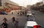 Lundi 3 avril 2006- 
Scènes de vie matinale dans les rues de la capitale chinoise