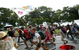 Lundi 10 juin 2003
Plusieurs milliers de personnes ont défilé une nouvelle fois dans les rues de Saint-Denis contre les projets de décentralisation et de réforme des retraites