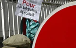 Lundi 10 juin 2003
Plusieurs milliers de personnes ont défilé une nouvelle fois dans les rues de Saint-Denis contre les projets de décentralisation et de réforme des retraites