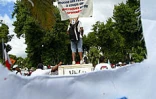 Lundi 10 juin 2003
Plusieurs milliers de personnes ont défilé une nouvelle fois dans les rues de Saint-Denis contre les projets de décentralisation et de réforme des retraites