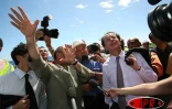 Mardi 11 avril 2006 -

Dominique Perben, ministre des Transports, de l'Équipement, du Tourisme et de la Mer, en visite à La Réunion