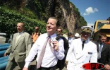 Mardi 11 avril 2006 -

Dominique Perben, ministre des Transports, de l'Équipement, du Tourisme et de la Mer, en visite à La Réunion
