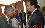 Mardi 11 avril 2006 -

Dominique Perben, ministre des Transports, de l'Équipement, du Tourisme et de la Mer, en visite à La Réunion