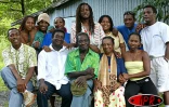 Mai 2004 -
Gramoun Lélé (au centre), l'un des chantres du maloya, et son épouse entouré de leur famille