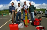 Opération de mesure du Piton des Neiges le mercredi 14 mai 2003 -
P. Brial, F. Lamagap, E. Hoffmann et D. Huet de retour à l'héliport avec en main la carte PCMCIA contenant toutes les informations enregistrées au sommet de l'île (Photo Nicolas Villeneuve)