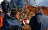 Opération de mesure du Piton des Neiges le mercredi 14 mai 2003 -
P.Brial (à droite) et E Hoffmann discutant de la marche à suivre. Au second plan D. Huet, vice-président des géomètres experts de La Réunion supervise l'opération (Photo Nicolas Villeneuve)