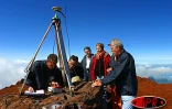 Opération de mesure du Piton des Neiges le mercredi 14 mai 2003 -
E Hoffmann, P. Brial, F. Lamagap, C. Chatel et D. Huet paramétrant le récepteur GPS au sommet du Piton des Neiges pour une opération en temps réel (tous les récepteurs sont reliés par GSM d
