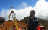 Opération de mesure du Piton des Neiges le mercredi 14 mai 2003 -
E. Hoffmann contacte ses collègues sur les différents sites de références pour optimiser les mesures (Photo Nicolas Villeneuve)