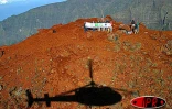 Opération de mesure du Piton des Neiges le mercredi 14 mai 2003 -
Vue générale de l'installation technique de mesure et de l'équipe de géomètres experts au sommet du Piton des Neiges (Photo Nicolas Villeneuve)