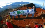 Opération de mesure du Piton des Neiges le mercredi 14 mai 2003 -
Mission GPS au sommet (Photo Nicolas Villeneuve)