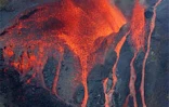 Mardi 27 décembre 2005 -

Le magnifique spectacle de la lave déferlant du rempart est visible de Sainte-Rose