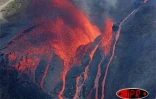 Mardi 27 décembre 2005 -

Le magnifique spectacle de la lave déferlant du rempart est visible de Sainte-Rose