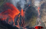 Mardi 27 décembre 2005 -

Le magnifique spectacle de la lave déferlant du rempart est visible de Sainte-Rose