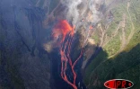 Mardi 27 décembre 2005 -

Le magnifique spectacle de la lave déferlant du rempart est visible de Sainte-Rose