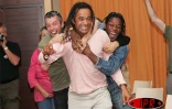 Samedi 1er juillet 2006 - 
Yannick Noah en tournée à La Réunion, laisse éclater sa joie après la victoire de La France contre le Brésil en quart de final de la coupe du monde de football