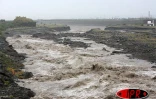 Samedi 18 février 2006 - 

Habituellement sèche, la rivière des Galets (Ouest) bouillonne à gros flots.