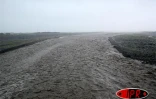 Samedi 18 février 2006 - 

Habituellement sèche, la rivière des Galets (Ouest) bouillonne à gros flots.