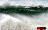 Dimanche 7 mars 2004
Dans le sillage du cyclone intense Gafilo, une houle importante déferle sur la côte Ouest , au Port notamment