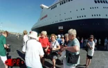 Le Queen Elisabeth II, l'un des plus grands navires de croisière au monde, a fait escale à La Réunion le vendredi 24 mars 2000