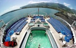Le Queen Elisabeth II, l'un des plus grands navires de croisière au monde, a fait escale à La Réunion le vendredi 24 mars 2000