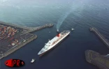 Le Queen Elisabeth II, l'un des plus grands navires de croisière au monde, a fait escale à La Réunion le vendredi 24 mars 2000