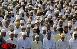 Les Réunionnais de confession musulmane fêtent ce lundi 17 décembre 2001 la fin du mois de Ramadan. La journée a commencé  par une grande prière au vélodrome de Champ Fleuri à Saint-Denis