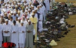 Les Réunionnais de confession musulmane fêtent ce lundi 17 décembre 2001 la fin du mois de Ramadan. La journée a commencé  par une grande prière au vélodrome de Champ Fleuri à Saint-Denis