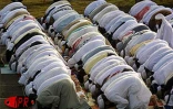 Les Réunionnais de confession musulmane fêtent ce lundi 17 décembre 2001 la fin du mois de Ramadan. La journée a commencé  par une grande prière au vélodrome de Champ Fleuri à Saint-Denis