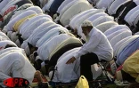 Les Réunionnais de confession musulmane fêtent ce lundi 17 décembre 2001 la fin du mois de Ramadan. La journée a commencé  par une grande prière au vélodrome de Champ Fleuri à Saint-Denis