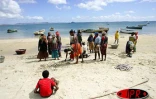 Au retour des pêcheurs, le poisson est vendu sur la plage de Ramena