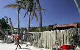 Les filets sont mis à sécher sur la plage à chaque retour de pêche