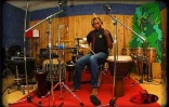 En juin 2001 lors de l'enregistrement de &quot;Ras kok&quot; l'album de Thierry Gauliris et Baster dans les locaux de Digital studio à Saint-Denis de La Réunion