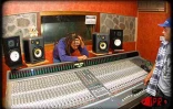 En juin 2001 lors de l'enregistrement de &quot;Ras kok&quot; l'album de Thierry Gauliris et Baster dans les locaux de Digital studio à Saint-Denis de La Réunion