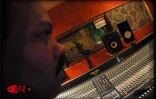 En juin 2001 lors de l'enregistrement de &quot;Ras kok&quot; l'album de Thierry Gauliris et Baster dans les locaux de Digital studio à Saint-Denis de La Réunion