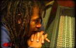 En juin 2001 lors de l'enregistrement de &quot;Ras kok&quot; l'album de Thierry Gauliris et Baster dans les locaux de Digital studio à Saint-Denis de La Réunion